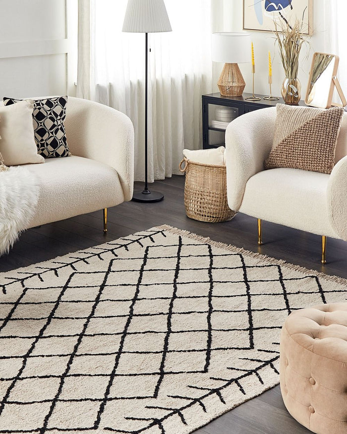 Tappeto in cotone beige e nero con motivo geometrico e nappe 160 x 230 cm camera da letto soggiorno