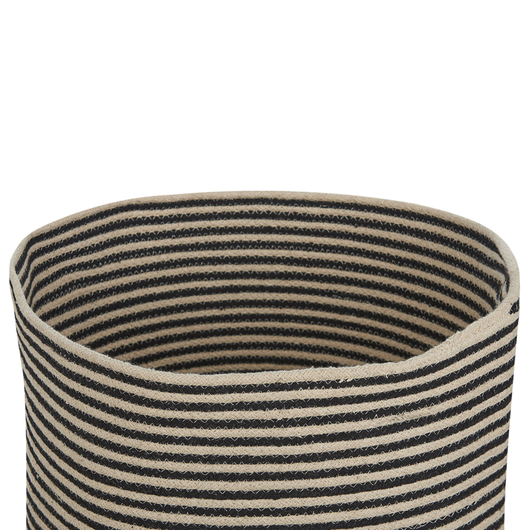 Cesto beige con accessori in tessuto di cotone fantasia a righe nere per la conservazione boho