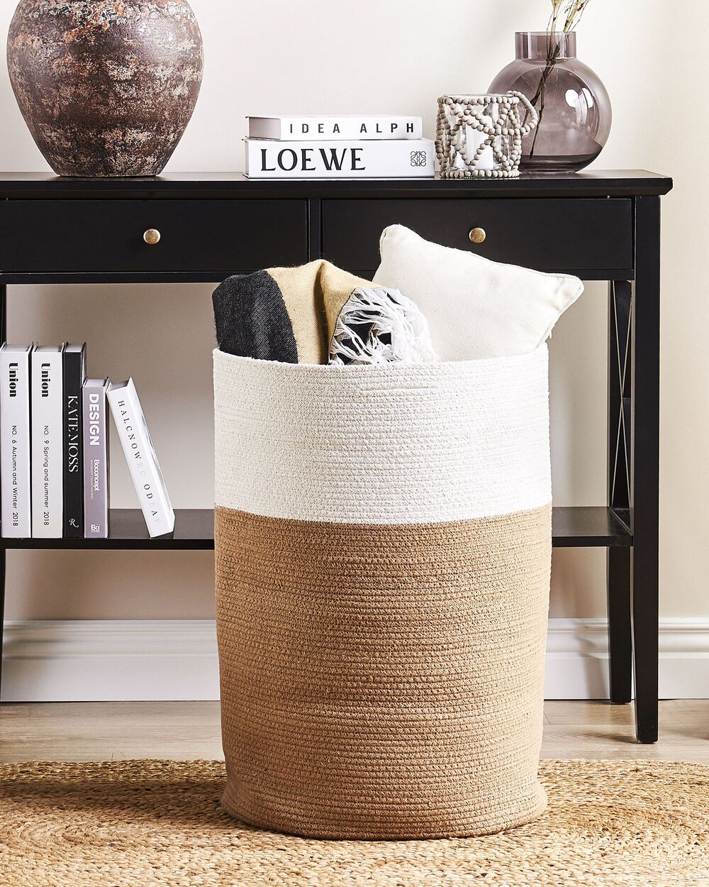 Cesto in cotone intrecciato di colore bianco e beige stile boho esterno interno