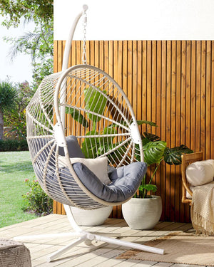 Poltrona sospesa in rattan bianco con base in metallo da interno e da esterno stile boho