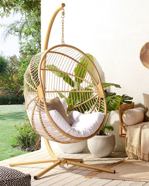 Poltrona sospesa in rattan naturale con base in metallo da interno e da esterno stile boho