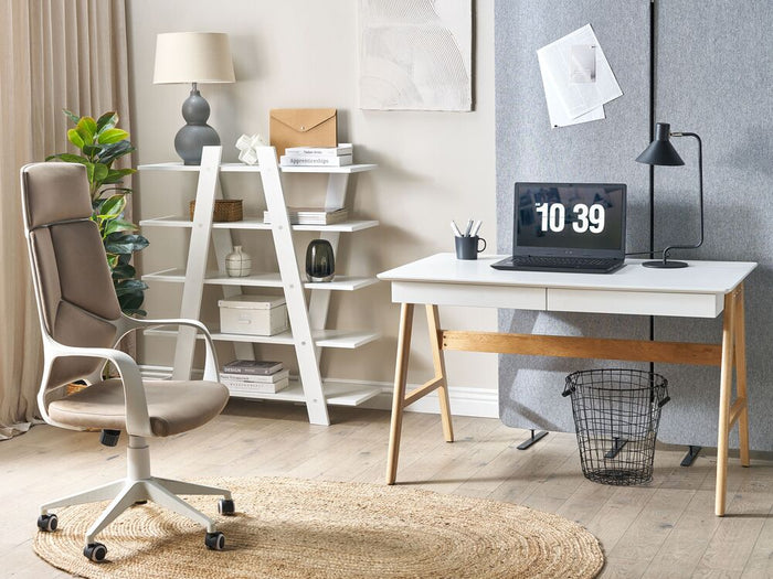 Set di mobili per ufficio, legno chiaro, MDF bianco, vetro, una scrivania, una libreria, un home office minimalista