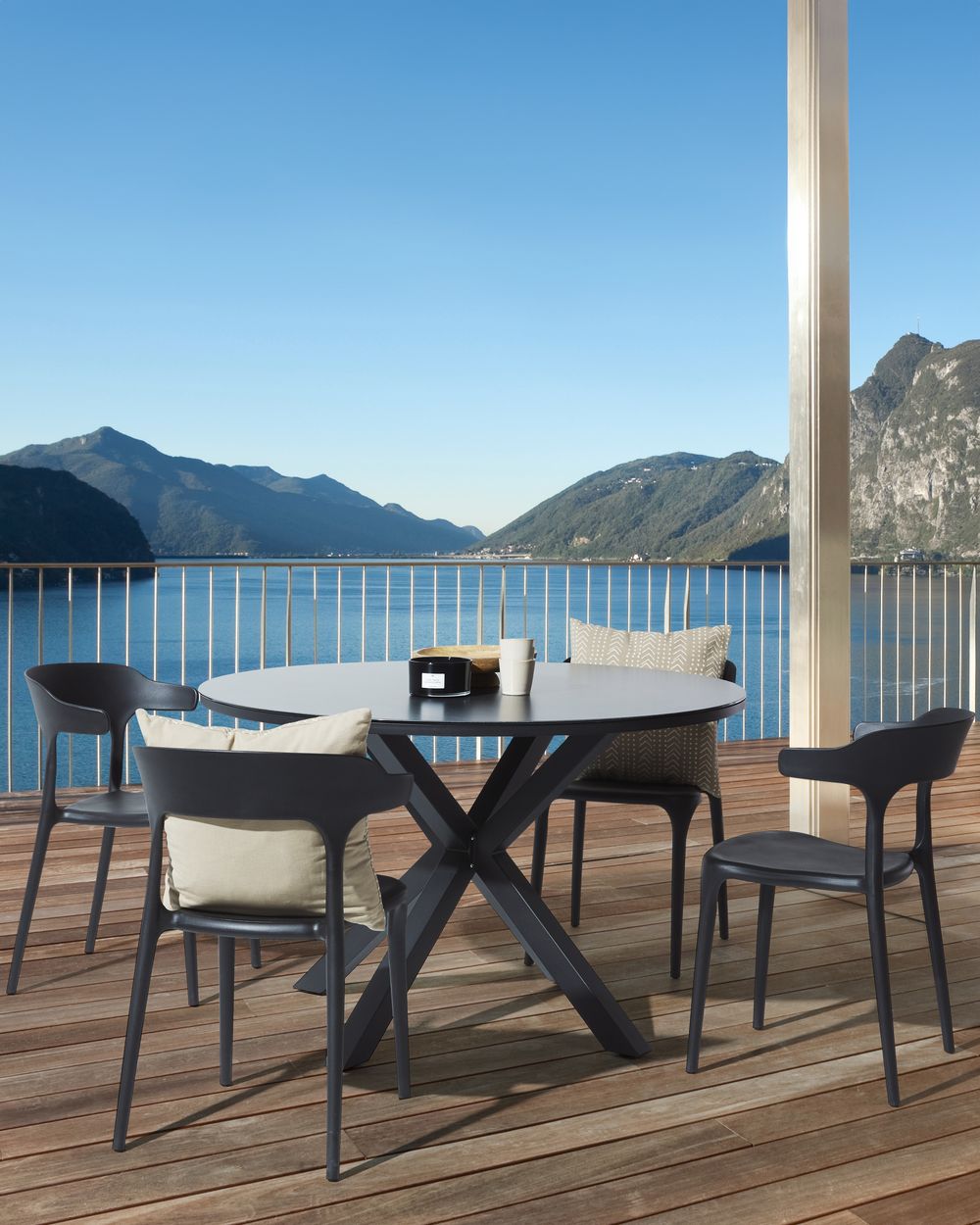 Set di 4 sedie polipropilene resistente colore nero per interno ed esterno stile moderno