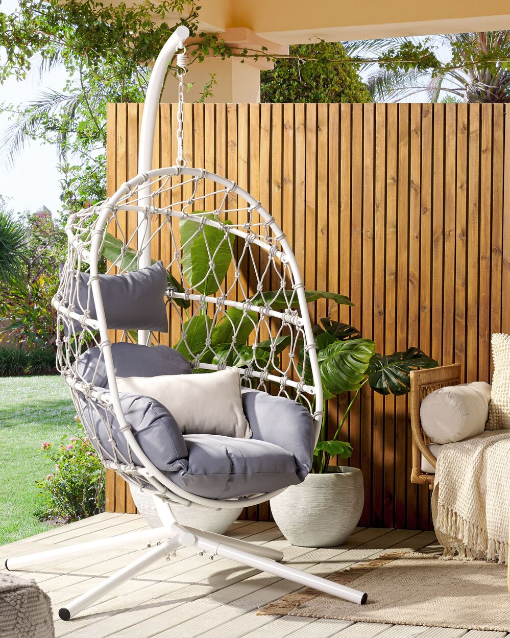 Sedia appesa bianca con supporto e morbido cuscino boho scandinavo