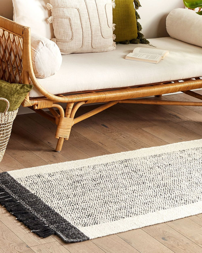 Tappeto bianco e nero lana cotone 80 x 150 cm intrecciato a mano rettangolare con frange