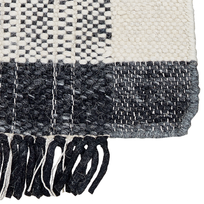 Tappeto bianco e nero lana cotone 80 x 150 cm intrecciato a mano rettangolare con frange