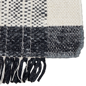 Tappeto bianco e nero lana cotone 140 x 200 cm intrecciato a mano rettangolare con frange