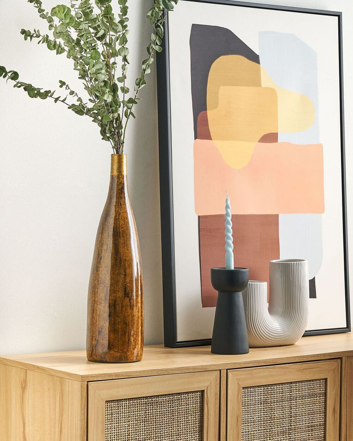 Vaso di terracotta color oro marrone effetto legno forma di bottiglia salotto moderno