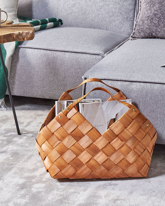 Cesta fatta a mano con maniglie portariviste in legno naturale