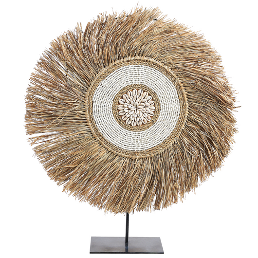 Ornamento in paglia con conchiglie in legno chiaro, fatto a mano, design marino naturale Arte contemporanea