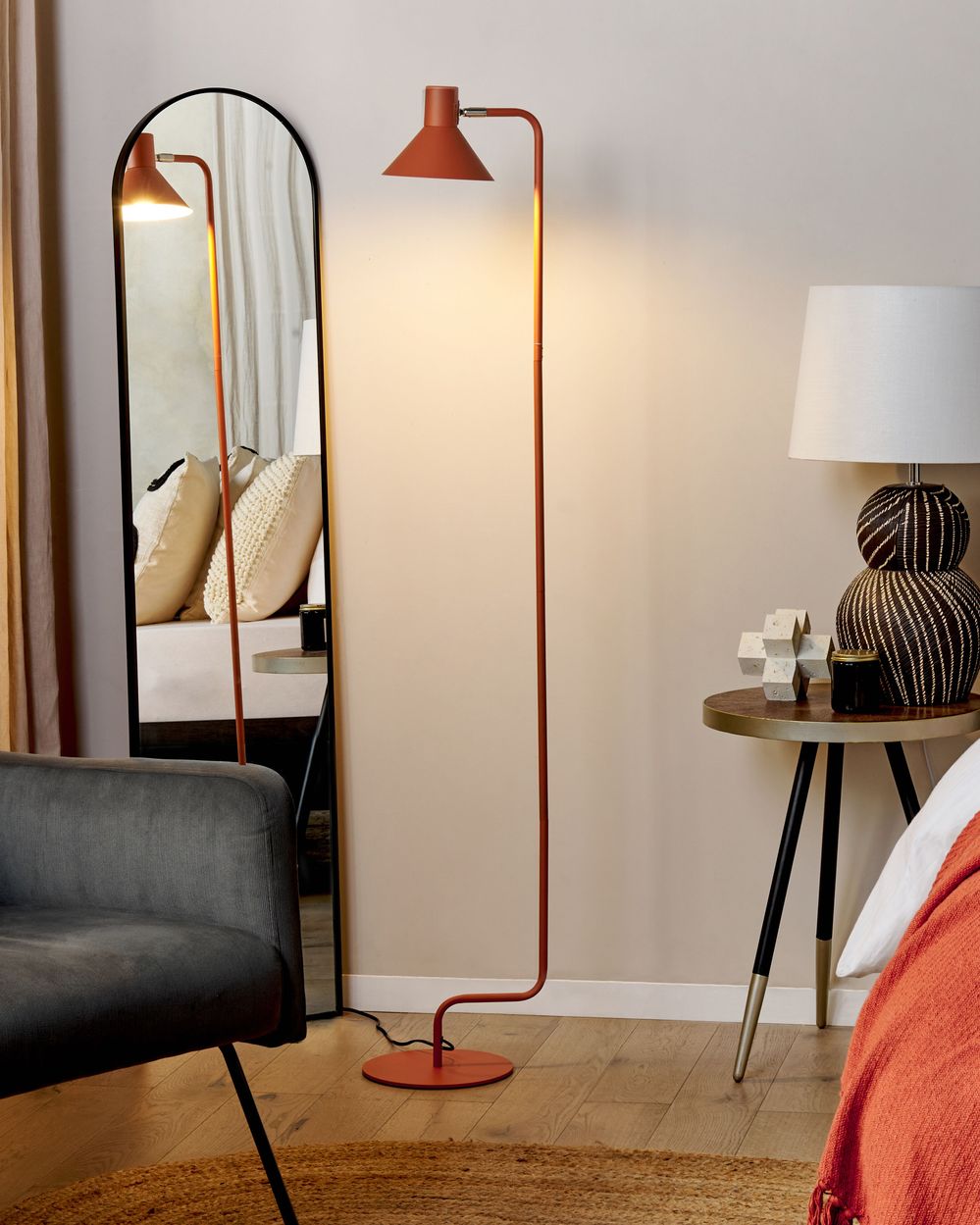 Lampada da terra in metallo arancione 154 cm Paralume a cono regolabile Interruttore On-Off Camera da letto Soggiorno Casa Ufficio Illuminazione Design Industriale