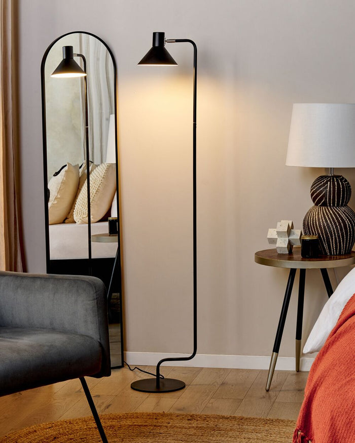 Lampada da terra in metallo nero 154 cm Paralume a cono regolabile Interruttore On-Off Camera da letto Soggiorno Casa Ufficio Illuminazione Design Industriale