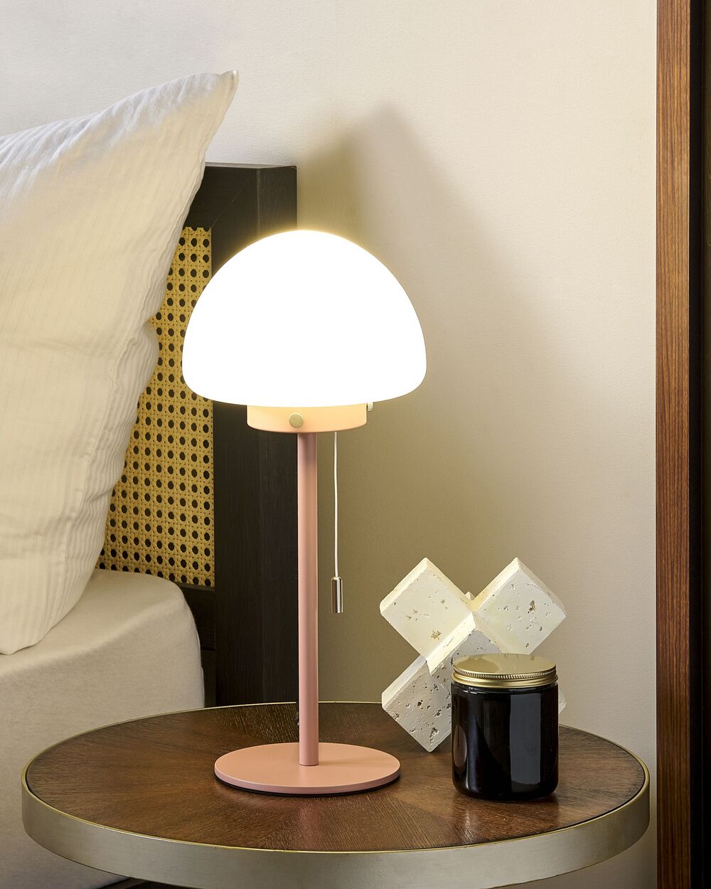 Lampada da tavolo con base in metallo rosa e paralume in vetro, in stile minimalista, per la casa e l'ufficio.