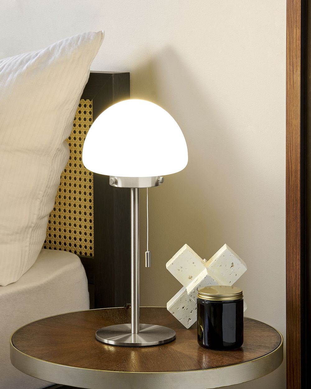 Lampada da tavolo con base in metallo argento e paralume in vetro, in stile minimalista, per la casa e l'ufficio.
