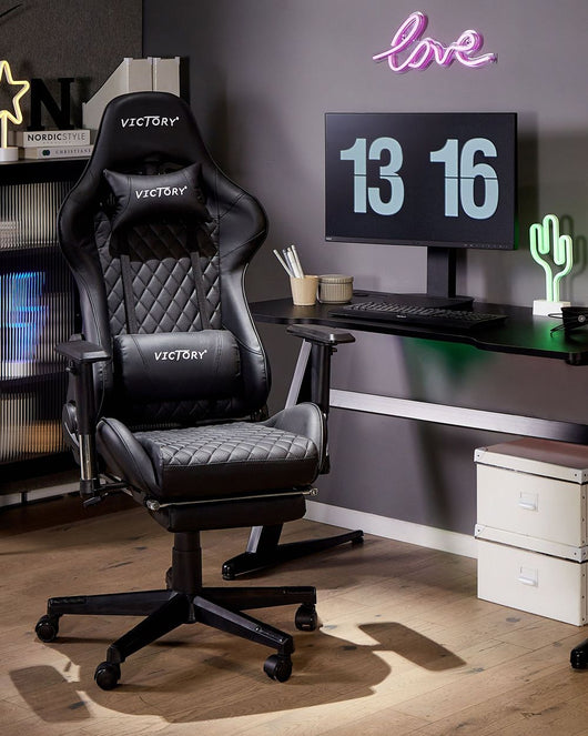 Sedia da gaming con braccioli regolabili in ecopelle nera e poggiapiedi da ufficio altezza regolabile moderno