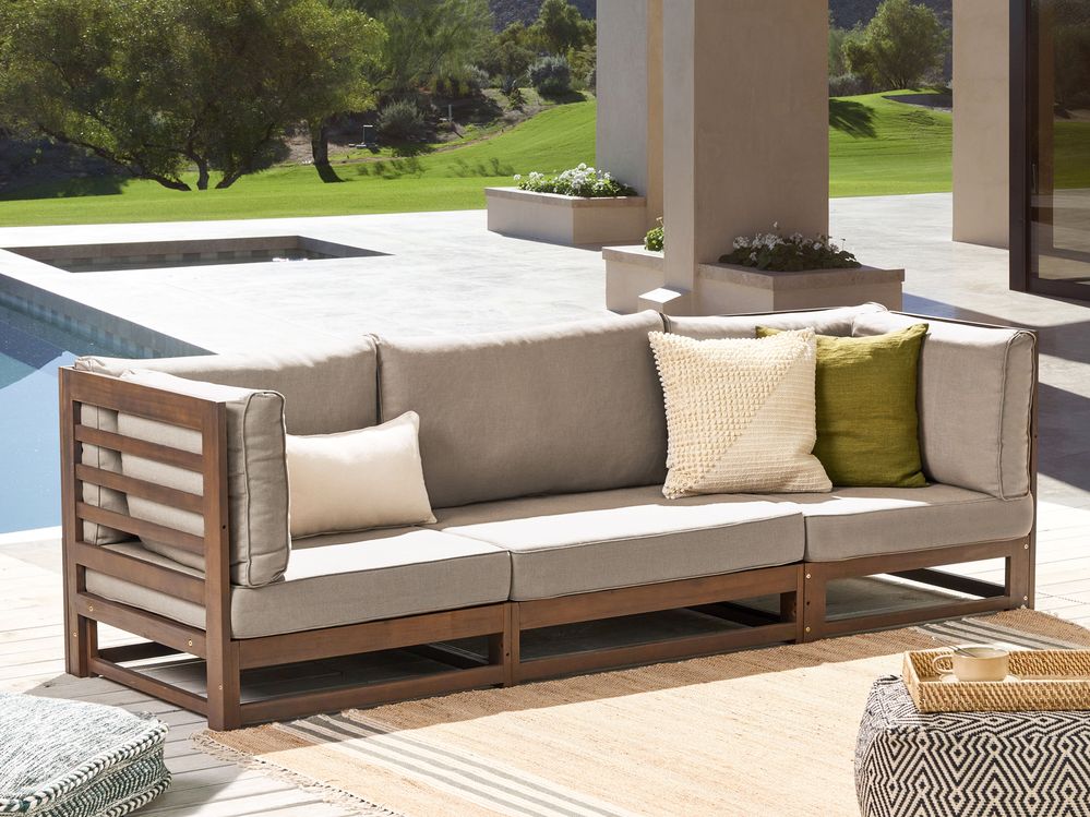 Divano da giardino a 3 posti in legno d'acacia di colore marrone scuro certificato con cuscini terrazzo esterno design moderno