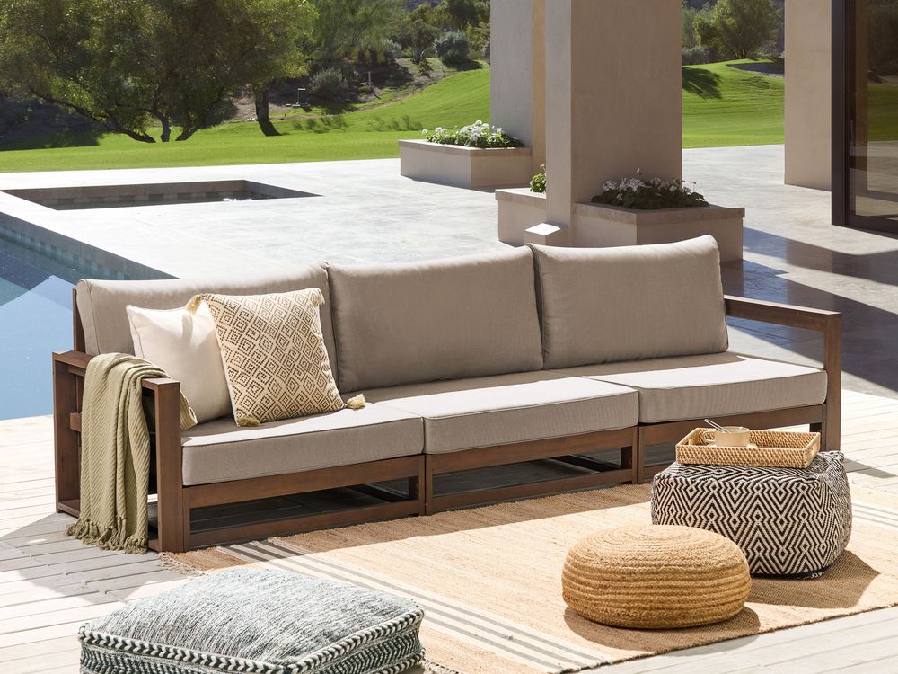 Divano 3 posti in legno di acacia con cuscini tortora moderno elegante esterno terrazza
