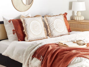 Set di 2 cuscini in tessuto di poliestere beige e bianco 45 x 45 cm fodera con nappe divano soggiorno camera da letto