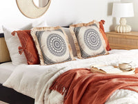 Set di 2 cuscini in tessuto di poliestere beige e nero 45 x 45 cm fodera con nappe divano soggiorno camera da letto