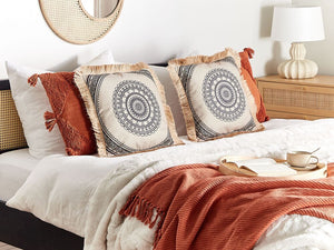 Set di 2 cuscini in tessuto di poliestere beige e nero 45 x 45 cm fodera con nappe divano soggiorno camera da letto