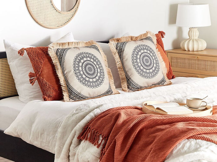 Set di 2 cuscini in tessuto di poliestere beige e nero 45 x 45 cm fodera con nappe divano soggiorno camera da letto