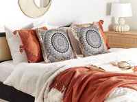 Set di 2 cuscini in poliestere beige e nero con nappe 45 x 45 cm camera da letto soggiorno