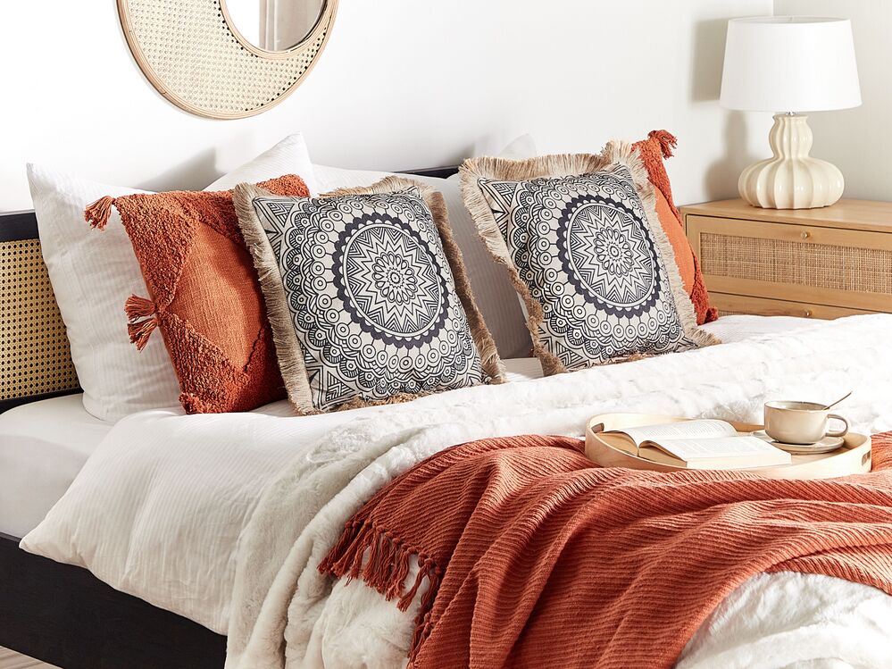 Set di 2 cuscini in poliestere beige e nero con nappe 45 x 45 cm camera da letto soggiorno