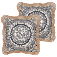 Set di 2 cuscini in poliestere beige e nero con nappe 45 x 45 cm camera da letto soggiorno