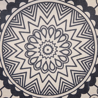 Set di 2 cuscini in poliestere beige e nero con nappe 45 x 45 cm camera da letto soggiorno