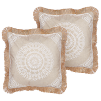 Set di 2 cuscini in poliestere beige e bianco con nappe 45 x 45 cm camera da letto soggiorno
