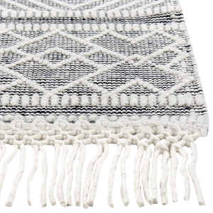 Tappeto in lana e cotone bianco e nero 160 x 230 cm, tessuto a mano a trama piatta con frange e motivo geometrico
