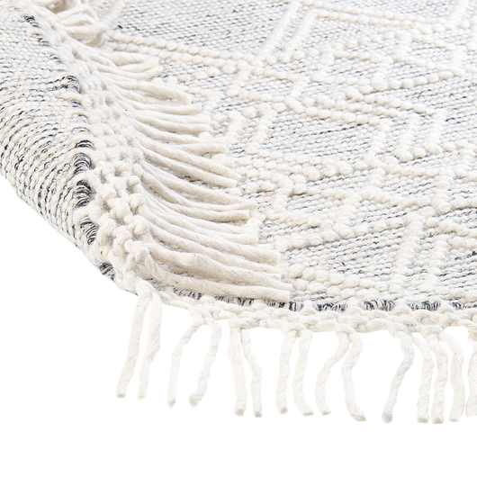 Tappeto grigio e bianco sporco in lana e poliestere ⌀ 140 cm intrecciato a mano a trama piatta con frange e motivo geometrico