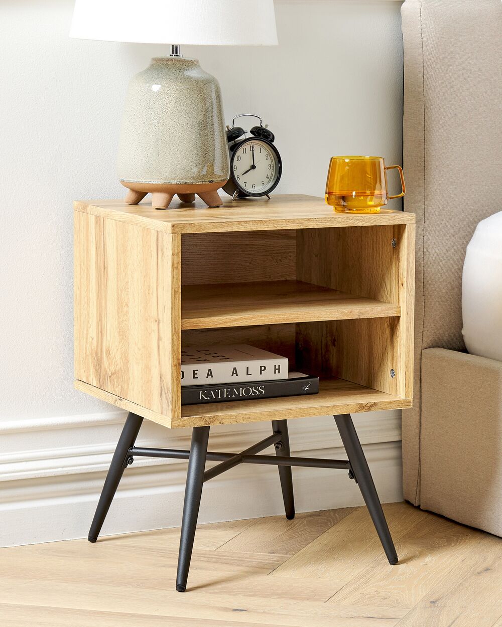 Tavolino da comodino in MDF legno chiaro con due ripiani aperti, pezzo minimalista e contemporaneo per la camera da letto