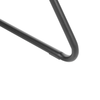 Poltrona Tappezzata in velluto rosa Senza braccioli Base a croce nera Struttura in acciaio Design retrò