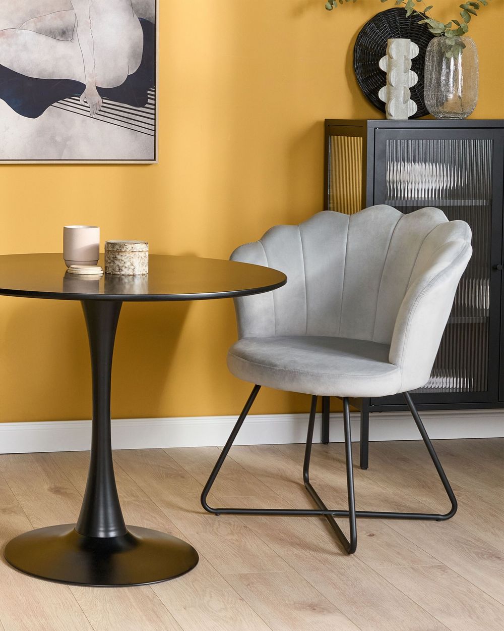 Sedia senza braccioli Rivestimento in velluto grigio Schienale a conchiglia Design classico vintage Struttura in metallo nero