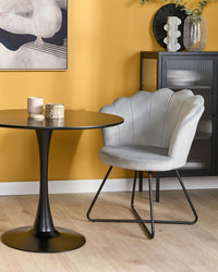 Sedia senza braccioli Rivestimento in velluto grigio Schienale a conchiglia Design classico vintage Struttura in metallo nero