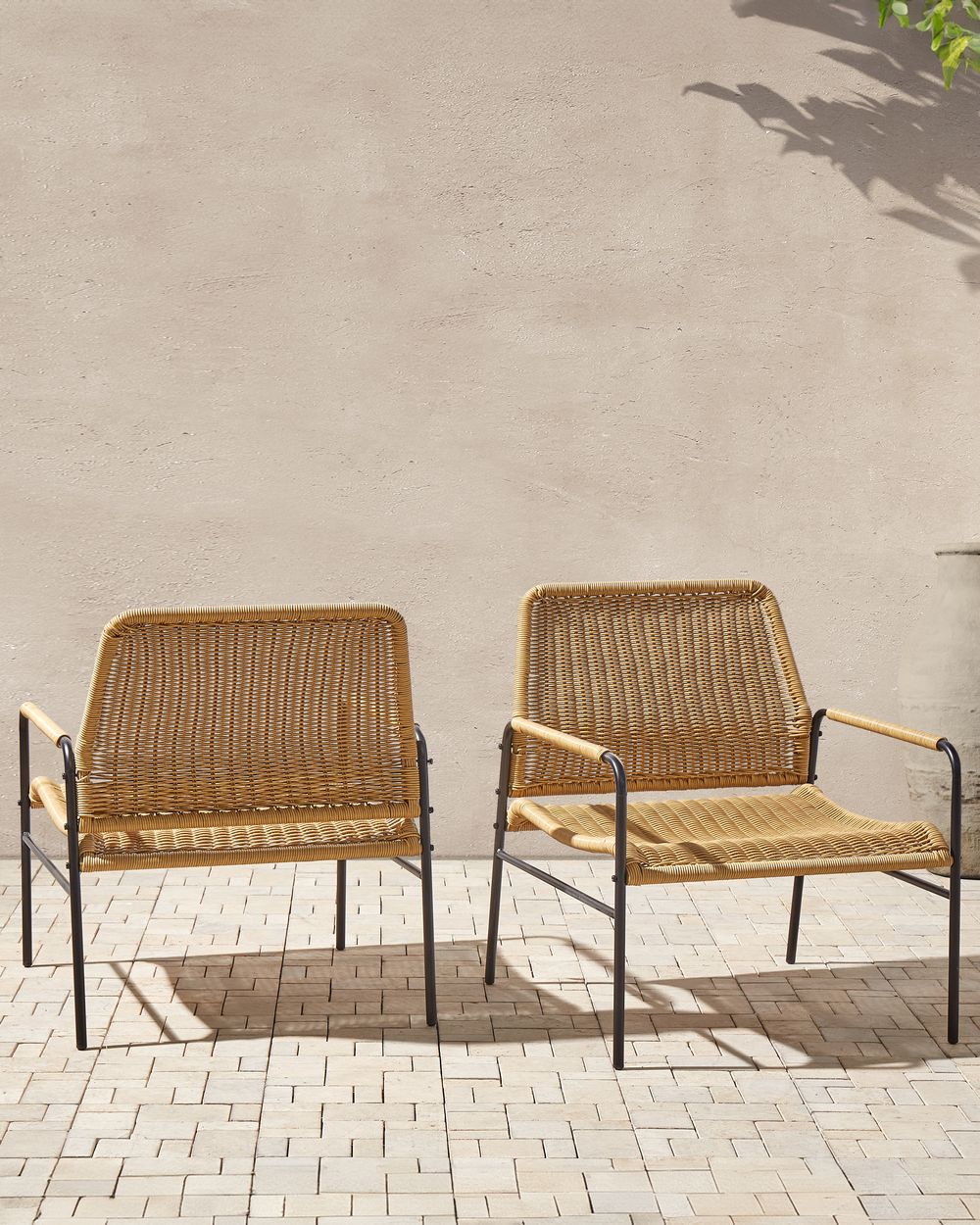 Set di 2 sedie da giardino naturale con telaio nero in rattan con struttura in metallo dal design moderno.