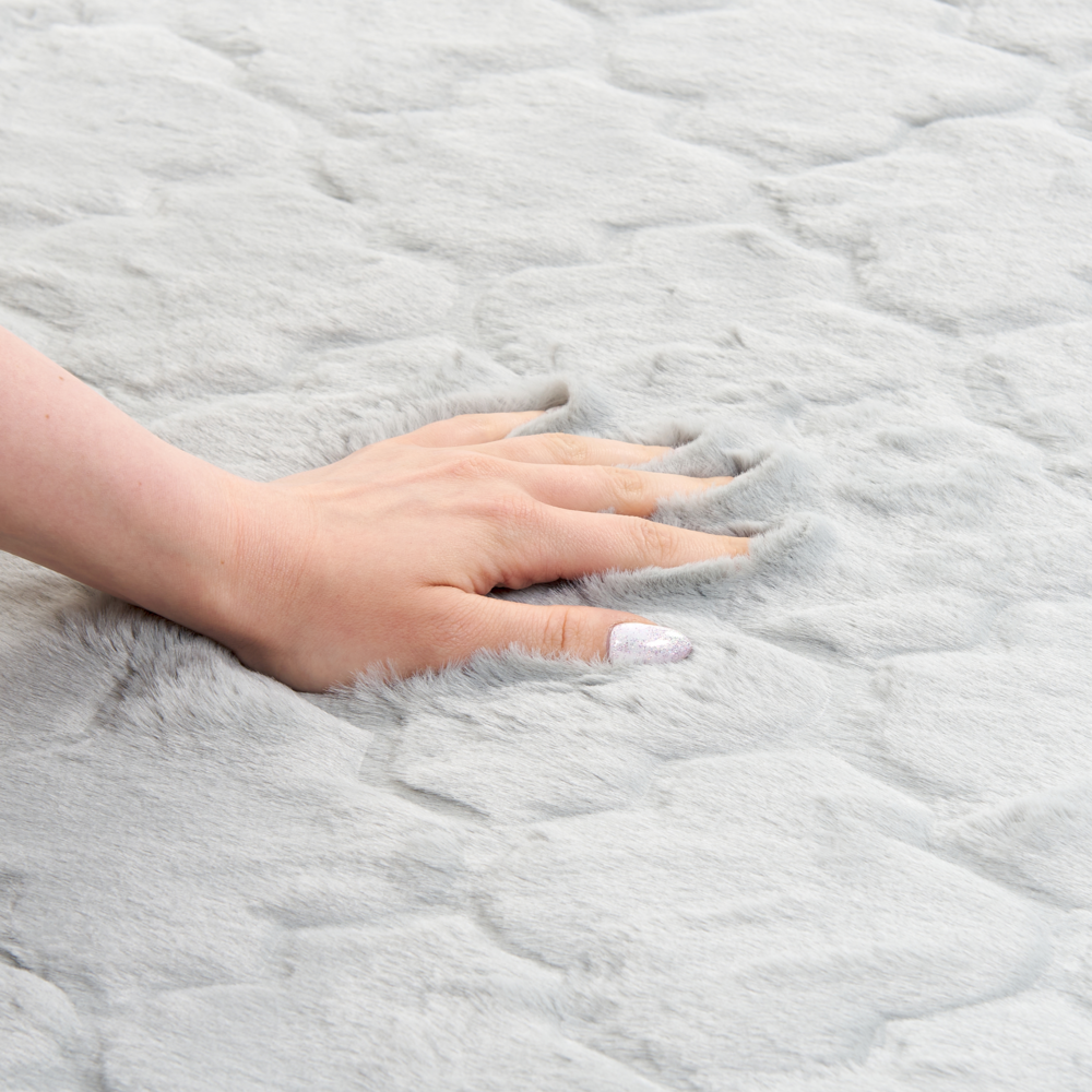 Tappeto in pelle sintetica di coniglio grigio chiaro 80 x 150 cm motivo a rete soggiorno camera da letto