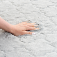 Tappeto in pelle sintetica di coniglio grigio chiaro 160 x 230 cm motivo a rete soggiorno camera da letto