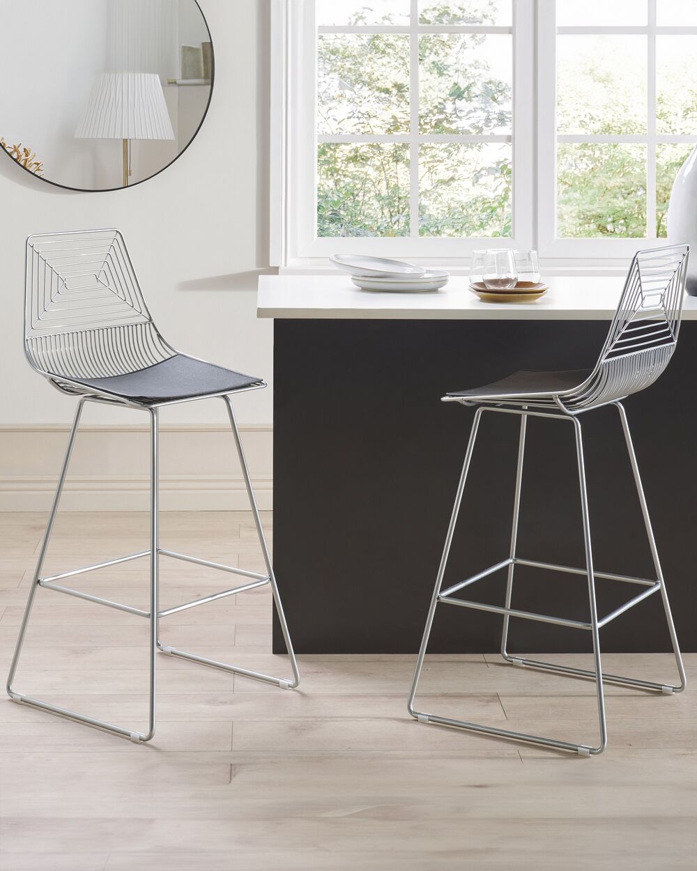 Set di 2 sgabelli in metallo argento con imbottitura in pelle stile moderno contemporaneo