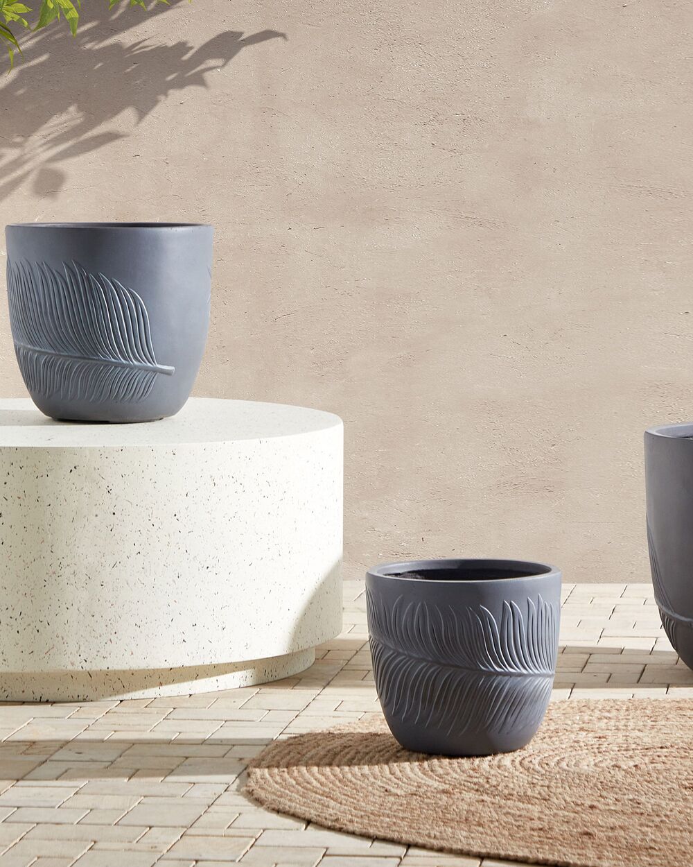 Vaso per piante da esterno in fibra di argilla grigio 28 x 28 x 16 cm Vaso rotondo resistente alle UC Motivo a foglie tradizionale