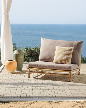 Poltroncina da esterno in legno di bambù con cuscini tortora stile moderno contemporaneo rustico