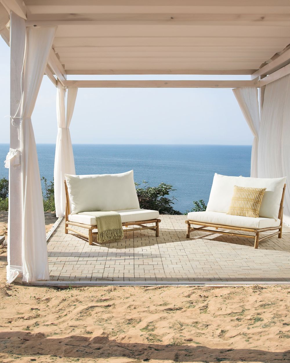 Set di 2 sedie in legno da giardino in bambù con cuscini bianco sporco interno ed esterno stile moderno rustico