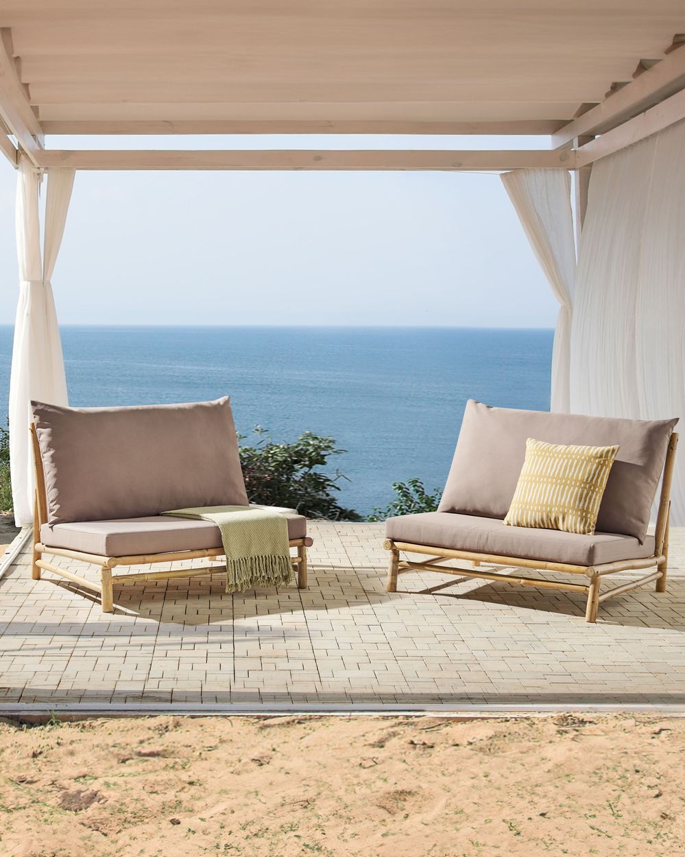 Set di 2 sedie in legno da giardino in bambù con cuscini color tortora interno ed esterno stile moderno rustico