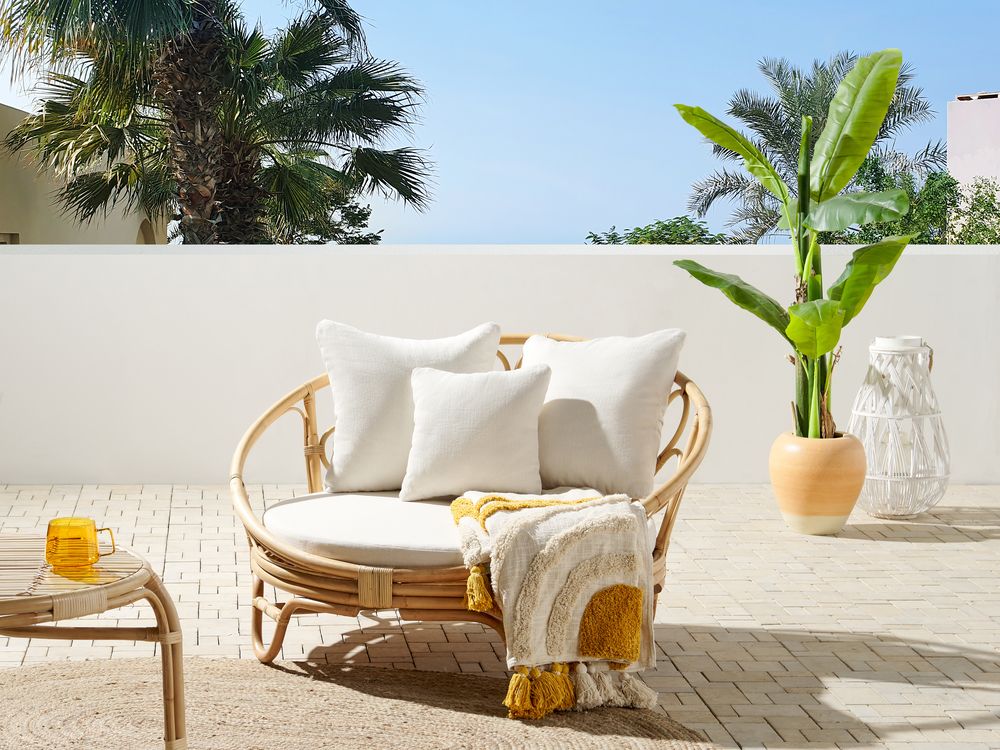 Lettino da esterno in rattan beige naturale con cuscini resistenti alle intemperie stile boho tradizionale