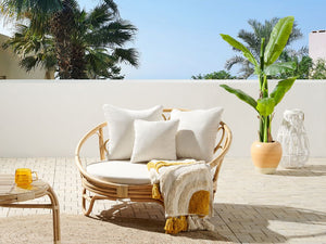 Lettino da esterno in rattan beige naturale con cuscini resistenti alle intemperie stile boho tradizionale