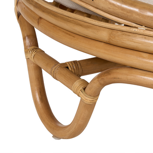 Lettino da esterno in rattan beige naturale con cuscini resistenti alle intemperie stile boho tradizionale