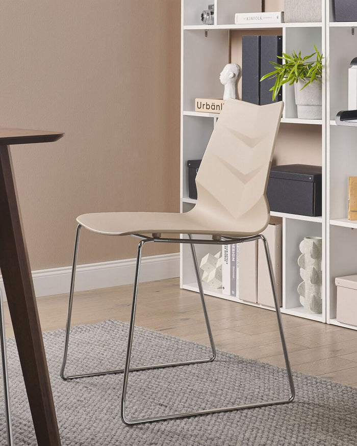 Set di 4 sedie da pranzo beige impilabili con braccioli in plastica con gambe in acciaio Sedie da conferenza Design scandinavo moderno e contemporaneo Sedute per la sala da pranzo