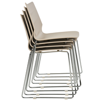 Set di 4 sedie da pranzo beige impilabili con braccioli in plastica con gambe in acciaio Sedie da conferenza Design scandinavo moderno e contemporaneo Sedute per la sala da pranzo