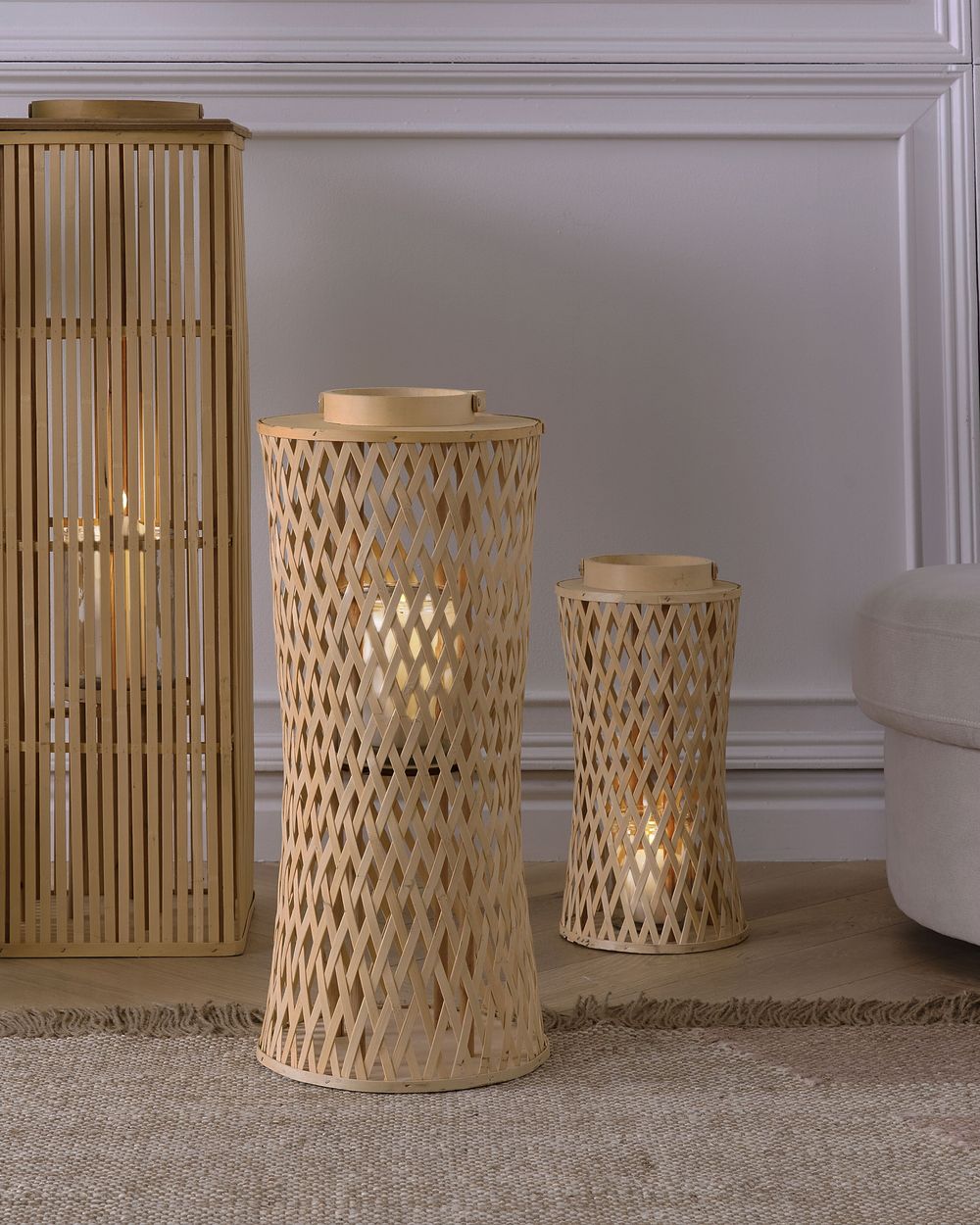 Lanterna a candela in legno di bambù naturale da 58 cm con portacandele in vetro in stile Boho per interni